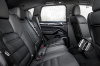 後席の様子。写真は「カイエンS」のもの。
    