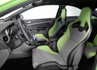 レカロシートは、ベルトループ間にRSの刺繍が付く。外装と同様のツートーン。