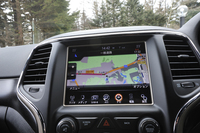 センターコンソールの8.4インチディスプレイは、タッチパネル式。カーナビ、オーディオ、エアコンなどが操作できる。
    