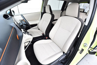 シートの色は写真の「フロマージュ」に「ダークブラウン」「ブルーブラック」を加えた全3色が用意されている。