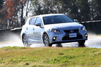 ウエットハンドリング路でのテストの様子。しっかりとしたステアリングフィールが印象的だった。