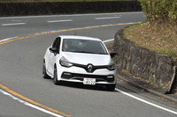 「ルーテシアR.S.」は「R.S.デフ」と名付けられた電子制御ディファレンシャルを搭載。これにより、コーナリング時のアンダーステアが抑制される。