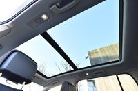 オプション装備のパノラマスライディングルーフは、最上級グレード「TSIハイライン」でしか選べない。