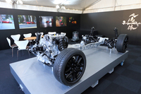 サスペンション形式は前がダブルウィッシュボーンで後ろがマルチリンク。前後アクスルを“パワープラントフレーム”が結ぶ。