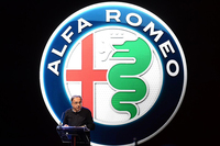 新エンブレムを背に、FCAのCEOであるセルジオ・マルキオンネが、アルファ・ロメオブランドと「ジュリア」に対する思いを熱く語った。
    