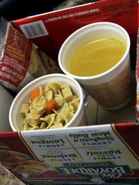 缶詰パスタを食べる。コップに入りきらないので麺とスープに分けて「チン」した。