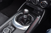 すべてのグレードに設定のある6段MTは「ロードスター」専用に開発されたもの。エントリーグレードの「S」を除き、MT仕様の車両にはトルセン式LSDが装備される。