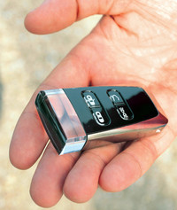 これがスマートキーならぬECU（Emotional Control Unit）。ちょっと言いすぎではないかとも思うが、サファイアガラスとステンレススチールの上質な手触りを知るとそれも許せる。スロットに押し込むとガラスを通して赤く光る芸の細かさ。高級スポーツカーのディテールはこうあってほしい見本だ。