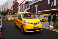 
    東京都港区にて、「出発式」に臨む「日産NV200タクシー」。
    