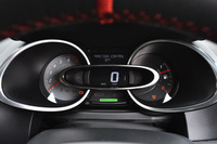 「ルーテシアR.S.トロフィー」のメーターパネル。写真に見られる通り、今回は「レースモード」をチョイスし、トラクションコントロールはオフの状態で試乗した。