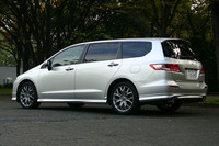 【スペック】アブソルート：全長×全幅×全高＝4800×1800×1545mm／ホイールベース＝2830mm／車重＝1630kg／駆動方式＝FF／2.4リッター直4DOHC16バルブ（206ps/7000rpm、23.7kgm/4300rpm）／価格＝289万円（テスト車＝378万7750円／マルチビューカメラシステム＝8万4000円／Honda HDDインターナビシ 
ステム＋プログレッシブコマンダー＋6スピーカー＋ETC＝33万6000円／コンフォートビューパッケージ＝3万1500円／トリプルゾーンコントロールフルオートエアコンディショナー＝5万2500円／運転席8ウェイパワーシート＝5万2500円／本革シート＝24万1500円／Hondaスマートキーシステム＝6万3000円／ボディ色スーパープラチナメタリック＝3万6750円）