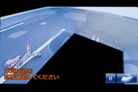 カーナビに付帯する安全装備として用意される「シースルービュー」の表示画面。あたかも車体を透かして見たかのような映像により、運転者に死角の情報を提供する。あわせて、車体を俯瞰（ふかん）したような画像を用いた「ムービングビュー」も利用できる。（写真＝トヨタ自動車 クリックすると表示バリエーションが見られます）
    