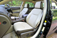 装備充実の「300Cラグジュアリー」では、シート表皮はナッパレザーに。