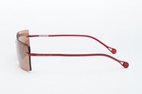 人間工学にもとづいたフィッティング性の高いテンプルは、KEN OKUYAMA EYESコレクションの特徴。鍛造チタン合金ならではの、軽量・硬質かつしなやかな特性も、優れたかけ心地に寄与しています。