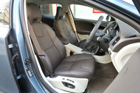 テスト車にはオプションの「レザーパッケージ」（20万円）が装着されていた。