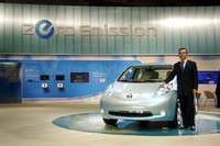 日産ブースにて。新型電気自動車「リーフ」を前にニッコリのカルロス・ゴーン社長。