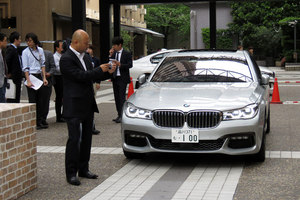 BMWが「7シリーズ」に遠隔操作によるパークアシスト機能を採用
