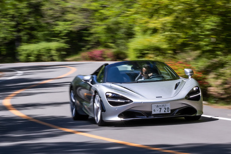 50km/hまでであれば走行中でも開閉可能な電動リトラクタブルルーフを有す、マクラーレンのオープンモデル「...