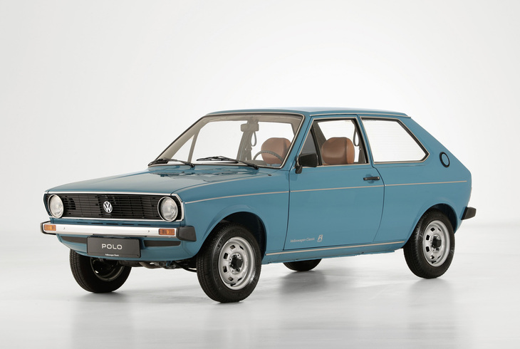 「フォルクスワーゲン・ポロ」。ボディーは全長3.5m少々の3ドアハッチバックのみ。2年後にトランクが独立したノッチバックの2ドアセダンである「ダービィ」が追加された。