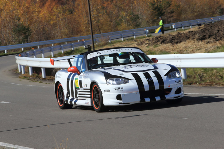 白と黒のしま模様が目を引く「マツダ・ロードスター」（2000年）。