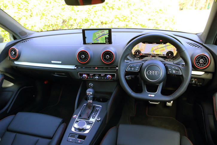 インテリアの意匠についてはベーシックな「A3」と大きな違いはない。ダッシュボードにはマットな質感のアルミ調装飾パネルがあしらわれる。