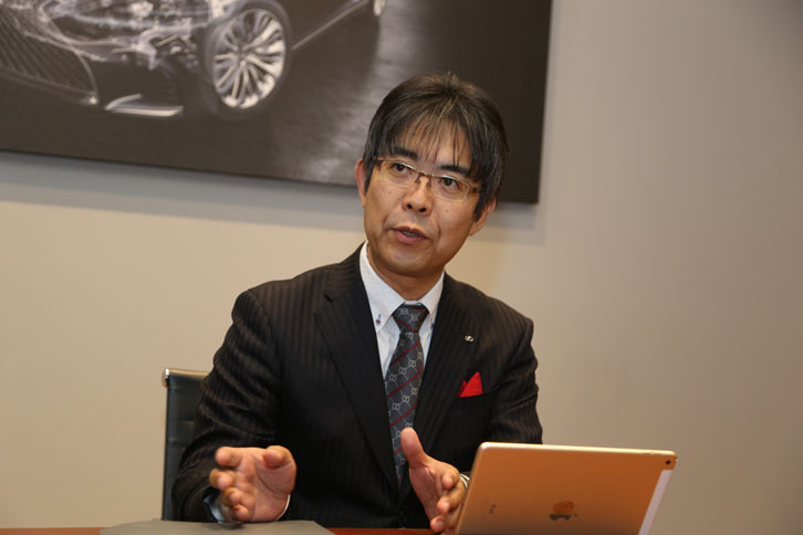 従来の「LS」では先進運転支援システムの装備面に弱みがあるのは否めなかった。「新しいLSで一気に巻き返すつもりです」と旭氏。