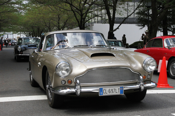 前が1961年、後ろが1959年の「アストンマーティンDB4」。2台とも「コンコルソ デレガンツァ京都 2018」のエントリー車両で、後者はTouring Foreign（トゥーリング製ボディーを持つイタリア以外のメーカーの最優秀車）を受賞した。