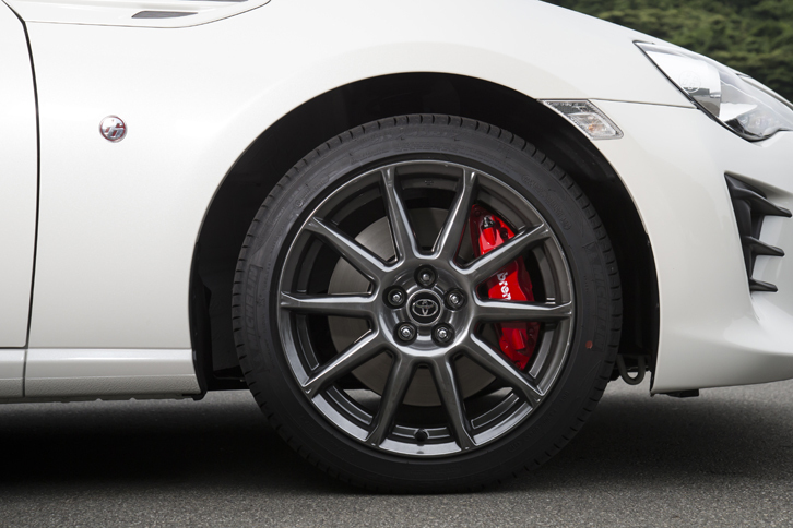 ブレンボ製のブレーキキャリパーと、専用の17インチアルミホイール。発売時期は、現時点では未定。