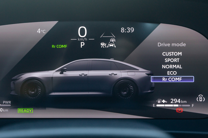 ドライブモードは「REAR COMFORT」「ECO」「NORMAL」「SPORT」「CUSTOM」の全5種類。センターコンソールのスイッチで切り替える。
