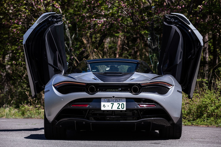 マクラーレンの市販車のアイコンでもある、ディヘドラルドアを「720Sスパイダー」も継承。走行中のエアロダイナミクスに配慮した上方排気システムを採用している。
