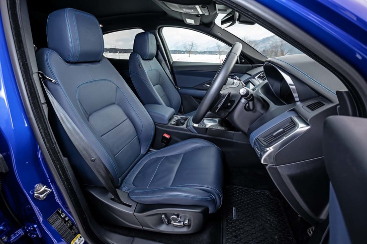 「R-DYNAMIC」グレードの試乗車は、パーフォレイテッドエクリプスウィンザーレザースポーツシートを装備。ヒーター付き電動18ウェイ調整機能がオプションで選択されていた。