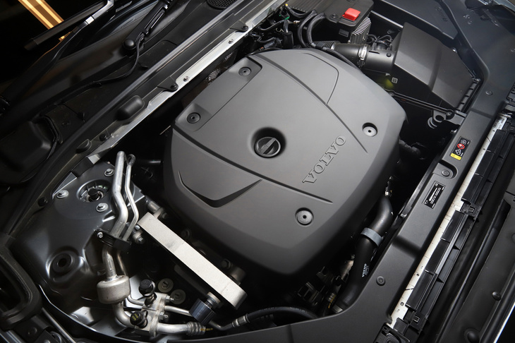 最高出力254ps、最大トルク350Nmを発生する2リッター直4直噴ガソリンターボエンジン。燃費は11.6km/リッター（JC08モード）と公称されている。