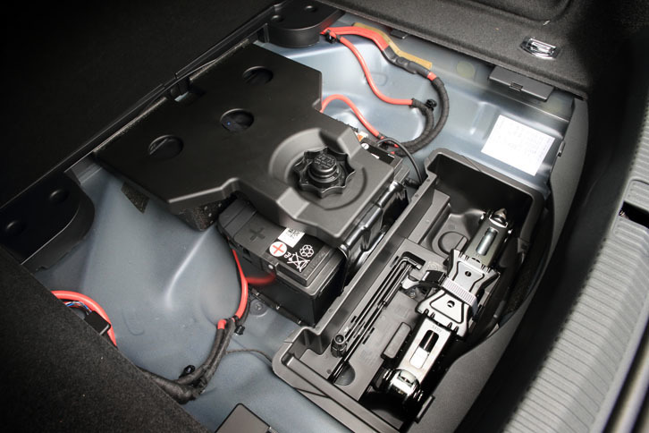 バッテリーは、車体後部のトランクルーム床下に搭載される。
