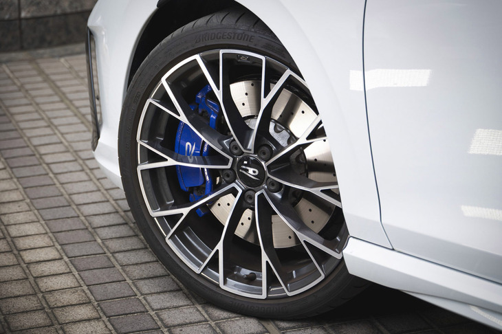 「アドバンス」グレードには一本約8kgと軽量な19インチ鍛造アルミホイールを採用。ブレーキディスクはアルミ製のハブにスチールローターを組み合わせたもので、軽さと高い制動性能を両立している。
