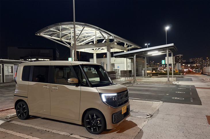 「ルークス」は、日産自動車と三菱自動車との合弁会社NMKVのマネジメントのもと、日産が企画・開発を行った軽乗用車。刷新されたエクステリアは、ルークスのネーミングの由来である「Roomy×Max」がコンセプトで、“かどまる四角”をデザインのモチーフとしている。