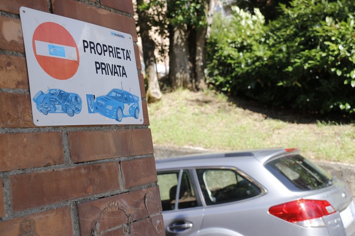 サービス工場の入り口に掲げられたプレート。