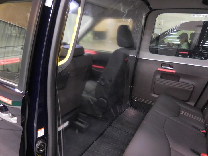 トヨタが2020年4月に発表した、新型コロナウイルス感染者移送用車両の室内。ドライバーが座る前席と感染者の乗車スペースとなる後席の間には仕切りがあり、それぞれの空間の内圧に差を設けることで後席側から前席側への飛沫の循環が生じないようになっている。