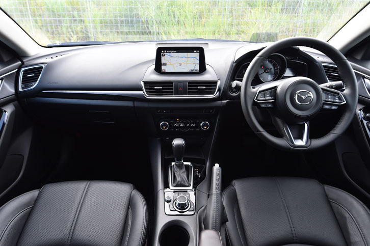 「運転を楽しみながらも情報を逃さないこと」にこだわったというコックピット。「15XD Lパッケージ」には、カラー表示のヘッドアップディスプレイが備わる。