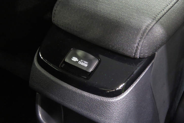 トヨタ・プリウスPHV（1500W電源）