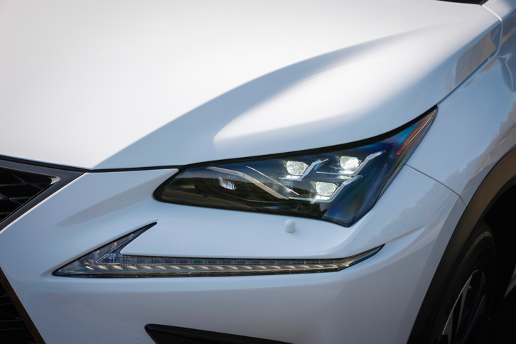 「NX300」の3眼式のLEDヘッドランプ。超小型LEDランプユニットを採用、シャープでスポーティーな表情を目指した。