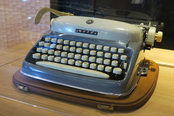 貴重なアルピナ製のタイプライター。アルピナはもともと事務機器のメーカーだったという。