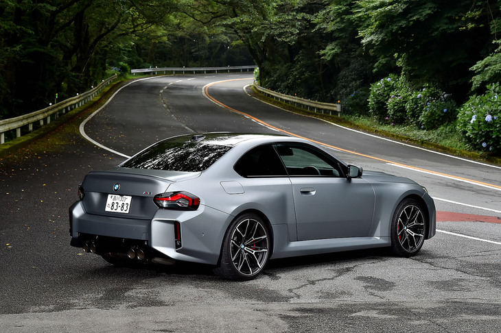 【BMW M2のスペック】
	ボディーサイズ：全長×全幅×全高＝4580×1885×1410mm／ホイールベース：2745mm／車重：1730kg／駆動方式：FR／エンジン：3リッター直6 DOHC 24バルブ ターボ／トランスミッション：8段AT／最高出力：480PS（353kW）/6250rpm／最大トルク：600N・m（61.2kgf・m）/2700-5620rpm／タイヤ：（前）275/35R19 100Y XL／（後）285/30R20 99Y XL（ミシュラン・パイロットスポーツ カップ2）／燃費：10.0km/リッター（WLTCモード）／価格：1018万円
	
	【取材時の燃費データ】
	テスト距離：238.6km（市街地1：高速道路7：山岳路2）／使用燃料：33.3リッター（ハイオクガソリン）／参考燃費：7.2km/リッター（満タン法）／7.2km/リッター（車載燃費計計測値）