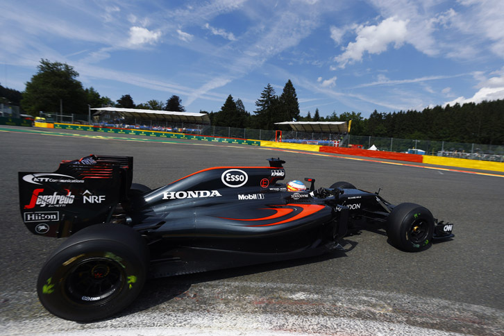 ベルギー、イタリアの高速2連戦を前に、燃焼室、ターボ、コンプレッサー各所の改善を行ってきたホンダ。その甲斐（かい）あってかマクラーレンはジェンソン・バトンが「今季ベストの予選」という9番グリッドを獲得した。しかしレースではスタート直後に他車に追突され不運のリタイアを喫してしまった。一方フェルナンド・アロンソ（写真）はパワーユニットにトラブルが重なり、グリッド降格ペナルティー＋予選Q1セッション出走ならず最後尾22位からスタート。ライバルの脱落も手伝って早々に4番手まで上がるも最終的には7位でチェッカードフラッグを受けた。この入賞で、マクラーレンはコンストラクターズランキングでトロロッソを抜き6位に上がった。（Photo=McLaren）