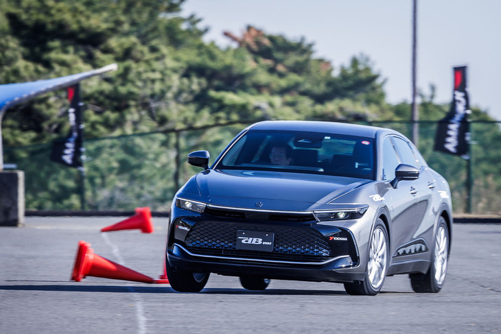 「アドバンdB V553」の新品を装着した「トヨタ・クラウン クロスオーバー」の試走シーン。ロードノイズのボリュームは予想以上に低く抑えられていた。