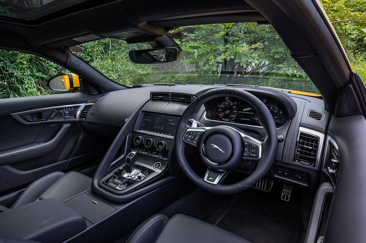 「FタイプR クーペ」のコックピット。ダッシュボードからドアまでを一体化したような包まれ感のある個性的なデザインや、エンジンの始動と同時にせり上がってくるエアコンの吹き出し口などの装備は、デビュー当初から変わっていない。