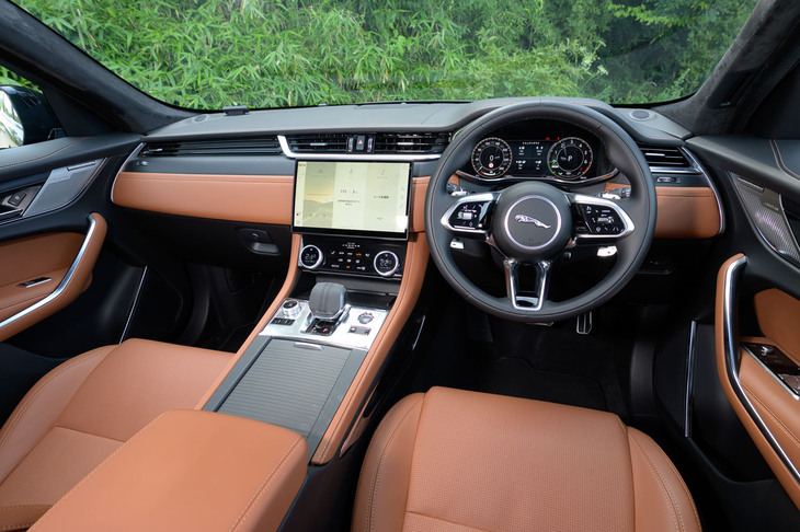 インテリアデザインは2021年モデルで刷新され、その後は小幅な変更にとどまっている。この試乗車はオプションの「エクステンデッドレザーアップグレード」によってドアパネルとダッシュボードの上部までウィンザーレザーで包んでいる。