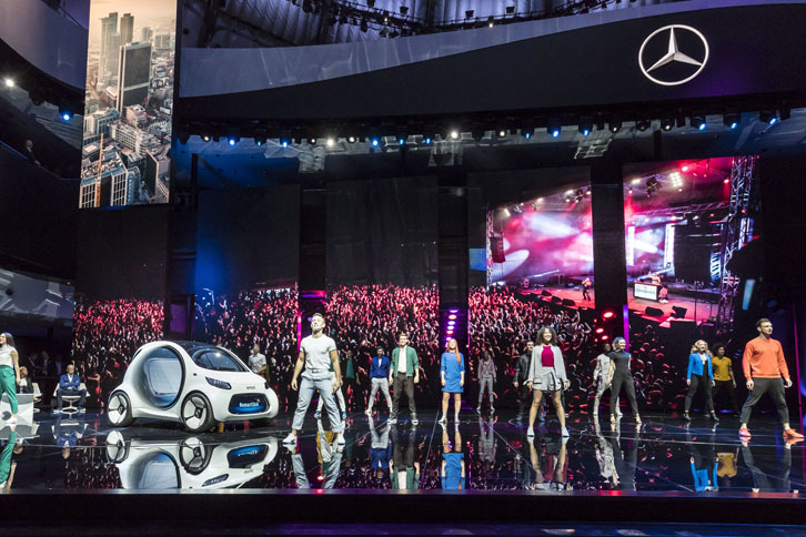 「スマート・ビジョンEQフォーツー」のお披露目は、ミュージカル風の演出が施されていた。