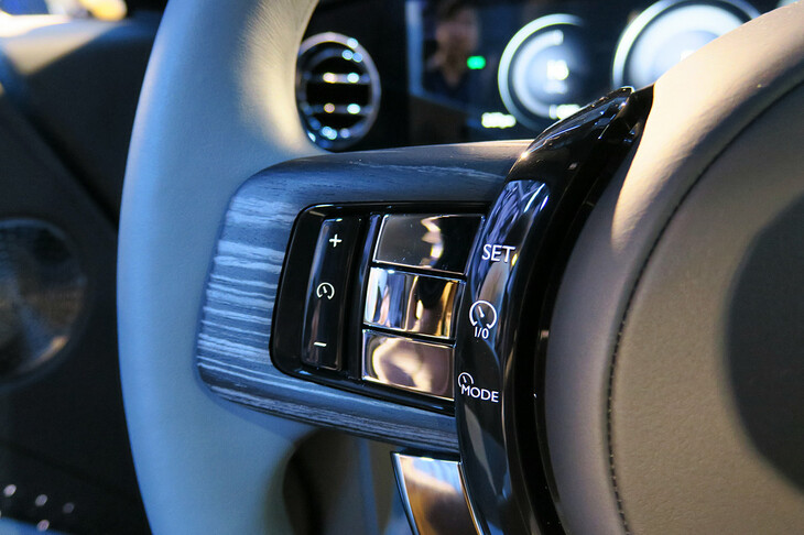 ロールス・ロイス・スペクター プロフェシー（ステアリングスイッチ）