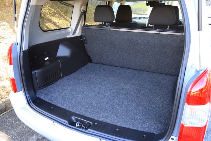 
	「TX」グレードでは、後部座席の座面が取り外し可能。座面を外し、背もたれを倒せば、1800×900mmのコンパネが積み込める。ハイブリッドモデルの最大積載重量は350kg。
	