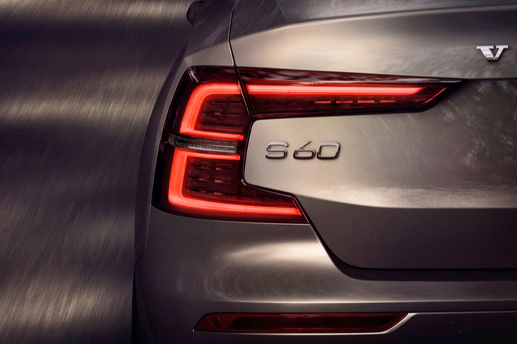 コの字を描く、リアのコンビランプ。後端が跳ね上がったトランクリッドの形状も個性的だ。